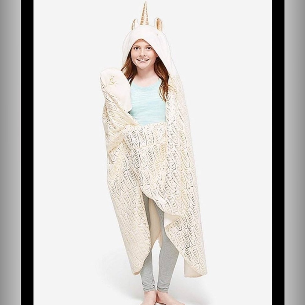 (19) NWOT Unicorn Hooded Blanket
